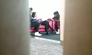 Một cô gái trẻ tóc vàng quyết định đến thăm bạn gái của mình. Khi ông gõ để niềm vui phim set nhât của mình, cánh cửa đã mở ra bởi những người anh em người đã mời các cô gái để đi qua và có một thời gian. Ông không muốn phải từ chối lời mời như vậy, và ngay khi họ có gần đủ, vẻ đẹp quỳ xuống với cô ấy mở miệng, ám chỉ rằng cô ấy yêu để hút trên nam, cơ quan sinh dục. Vẻ đẹp đương đầu với nhiệm vụ hoàn hảo, sau đó cô được phép một chất béo được đẩy vào ướt.