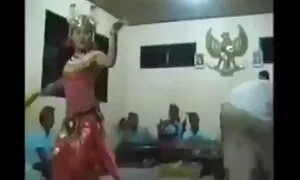 Các cô, cho thấy cô ấy, khả năng trong đúc. Bạn cần phải cởi quần áo đẹp, cho thấy cơ thể của bạn thuận lợi và muốn chết tiệt, không chú ý đến những máy ảnh. Cô ấy cởi quần áo để các con xec nhât ban trai của một bitch sẽ nhận được một dương vật, ngay cả trước khi người đầu tiên chạm, và các cô gái đặt một cái nhìn đầu tiên. Ông chồng cô ấy mà không chần chờ gì nữa, quay nó lại, và cô ấy thích hương vị rất nhiều mà nó đã kết thúc ngay trong âm đạo!