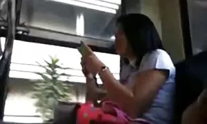 Một người phụ nữ châu Á đứng lên chống lại những kẻ trong một chiếc váy ngắn, bắt đầu diễn múa. Họ sớm tiếp cận cô ấy, và không lãng phí thời gian bắt phim xet nhât ban đầu chuẩn bị lỗ của họ với lạ. Sau đó, một trong những người đặt nổi vẻ đẹp của người khác sử dụng của mình, bởi vì hắn biết rằng các cô gái hút vô cùng. Về điều này, những niềm vui cho con chỉ vừa mới bắt đầu kể từ sau đó bà có kinh nghiệm tất cả những niềm vui của đôi kéo dài cho đến khi đầu tiên của cô cực khoái. Cuối cùng, hẹp mắt con bò cái hỏi các quý ông để cho anh ta, tinh trùng để uống, mà họ đã sẵn sàng.