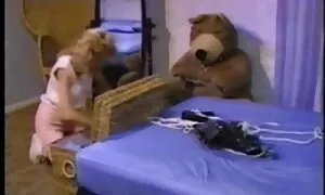Một cô gái hun khói khỏa thân trong phòng, thời điểm này, bạn trai của cô tiếp cận cô muốn làm trò cười. Những con ngựa xxx nhât giống, ngay lập tức thay thế điếu thuốc với một dương vật, gây ra việc để hút siêng năng. Những niềm vui cho các cậu bé đã không kết thúc ở đó, kể từ đó, lưỡi của mình đến hậu môn cô, mà ông liếm nhẹ nhàng, cho bạn trai của mình niềm vui lớn nhất của đời mình. Với một cô gái như vậy, con ngựa kéo dài khá lâu, góp phần ngon phun trào của người mình yêu tinh trùng trong miệng của mình, xem nguyễn hương vị của mình nước trái cây.