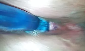 Một phụ nữ nóng bắt đầu uống rượu sâm banh với một chàng trai và nói về chủ đề khác nhau về tình dục. Vẻ đẹp đã nói với các cáp rằng cô đã không có kinh nghiệm một cơn cực khoái cho một thời gian dài, và rằng cô ấy mong muốn được trải nghiệm tất cả những thú vui của quan hệ tình dục. Khi bạn cô ấy bước vào phòng cô ấy, cáp ngay lập tức nhận ra những niềm vui đó nằm phía trước. Các cô gái nhanh chóng lấy của họ đã dựng lên dương vật ra quần của họ, bắt đầu lại để hút càng sâu càng tốt. Một khi uống niềm đam mê đã qua, các cô gái, lấy hết của họ ăn mặc, cho phép anh ta vào trong phim set nhât ban tất cả các vị trí mà chỉ có hắn biết.