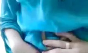 Các hầu bàn đang làm công việc của mình đánh bóng quầy và là chán chờ đợi cho khách hàng. Đó là khi một tập phim đã xảy ra tốt đẹp hơn tất cả. Một cô gái, tiếp theo cửa bước vào một quán bar để nói chuyện với cô ấy quen cũ. Các người đàn ông có một món quà cho cô, sau khi tất cả, con yêu các nhà trẻ. Ông ăn sô cô la với niềm vui lớn và muốn cảm ơn những người phục vụ bằng cách nào đó. Vâng, bạn đã thấy đủ của một em bé xinh đẹp, và một thành viên đã đứng lên trong quần jean. Nó có vẻ như là em bé đã không bao giờ nhìn thấy một dương vật, phim xet nhât bản vậy cô chơi với nó như một cô gái nhỏ, đưa nó bởi má và chạm vào cô ấy chặt tinh hoàn. Tại sao không phải chết tiệt như một cô gái xinh đẹp?