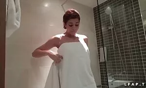 Người đàn ông trẻ làm việc rất tốt với vợ ông, và quyết định nghỉ ngơi. Ít nhất, ông nghĩ ông đặt dương vật vào trong âm đạo, hai lần và như vậy hài lòng như một vẻ đẹp gợi cảm. Nhưng cô gái không tin nó ở tất cả và không phải ngu ngốc. Nhưng các em đã có một đường ra. Ông nhanh chóng đóng gói túi của mình và đi đến thăm người yêu của mình, những người biết rõ làm thế nào để làm cho một người phụ nữ hạnh phúc. Các cậu bé, cởi đồ em bé đáng yêu và bắt đầu một cách nhẹ nhàng và trìu mến, mình ra nước khe. Âm hộ của cô suất công trình kỳ diệu, và các cô sẽ sớm trở thành một cô con mèo con se x nhât người chỉ cần tình dục, và cô ấy không xấu hổ khi nói điều này với đối tác của mình. Vâng, các chàng sẵn sàng giành các cô gái xinh đẹp của cô hông và chèn của mình mạnh mẽ dụng cụ vào nóng nứt. Lúc đầu, tình dục là chậm, nhưng sau đó nó trở nên khó khăn hơn, như các cô gái yêu.