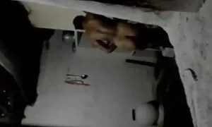 Một trẻ tự tin cô có vẻ dưới mười tám. Vì vậy, những đạo diễn đầu tiên tài liệu yêu cầu. Vâng, các nàng tiên trẻ với giá tuổi là tốt, vì vậy mà ông có thể nói chuyện một chút và bắt tay vào việc. Điều này có nghĩa là cô phải ký một hợp đồng và cởi quần áo ở phía trước sech nhât ban ống kính của các camera trong phòng thu. Lúc đầu, vẻ đẹp đáng yêu đặt ra xinh đẹp, cô ấy là đặc biệt là tốt. Và chỉ sau đó bắt đầu sa đọa nhất: giám đốc cũng cởi đồ, lấy đồ trong túi của mình và bắt đầu nữ đồi truỵ đánh dấu trên ghế dài. Các cô gái tóc không biết xấu hổ, và một người nhiều kinh nghiệm hơn phụ nữ dạy một đứa trẻ thế nào cho đúng thưởng thức một loạt các chị. Có vẻ như cổ sẽ nhận được đẹp này, công việc mới.