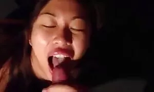 Chồng và vợ, có một ảo tưởng và một mong muốn đa dạng hóa của họ, đời sống tình dục. Vì vậy chúng quyết định có một chút khiêu dâm tự chế họp. Bé đẹp đứng trước chồng mình và yêu cầu ông để cho cô ấy có niềm vui với dương vật. Nhưng một trong hai gã đó là một chút lo lắng, hay cái gì khác, nhưng thân mình vẫn còn chậm. Những gì là đáng khen ngợi, vẻ đẹp của chúng tôi là không phải xấu hổ cả, và cô ấy, ép đầu với đôi môi ngọt ngào, bắt đầu để hút nó mạnh mẽ như một máy hút bụi. Vẻ đẹp này hoạt động rất nhiều mà cô nhắm mắt lại với niềm vui. Và làm thế nào các đối tác thích nó, bạn có thể thấy ngài rõ ràng phản ứng: là cái rương đã được nâng lên, chỉ trong vài giây. Từ đáng kinh ngạc hạnh phúc, người chồng có thể thậm chí không còn đứng đặc biệt, vì vậy nó là thời gian để nằm phim sex nhât trên giường và cung cấp cho các đồi trụy vợ đầy tự do hành động. Cô ấy đã để mang ra bằng miệng rằng cô hút tất cả các tinh trùng và đã được hạnh phúc.
