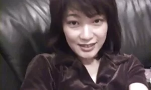 Jenny, có một kho báu như vậy mà nó chỉ là một tội lỗi để che giấu nó từ mọi người. Đó là lý do tại sao chồng thuyết phục bạn gái của mình để phim toàn bộ sự việc. Vẻ đẹp của âm là thực sự rất đẹp, gần như hoàn hảo. Sau đó, các quý ông quyết định đến liếm cô ấy giống như người bạn của mình yêu. Ông đưa vào một ngón tay vào cô ấy quyến rũ lỗ và bắt đầu chết tiệt của mình, trong khi ông gợi cảm của cô gái môi và âm vật chính mình. Cô đã rất khó khăn mà cô ngay lập tức leo lên trên chồng và đẩy cô vào âm đạo của mình lâu dương vật. Nó là rõ ràng là phim sex nhât ban bé tốt và đóng băng trên cực khoái. Các người đổ tinh trùng vào lỗ, mà từ đó nó chảy rất gợi tình, cũng kết thúc.