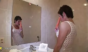 Một cặp đôi đẹp khỏa thân và nhảy vào giường. Trong một nụ hôn, các em bé lây lan chân của mình sang một bên để cho người yêu của mình từ từ xâm nhập cô sáp âm đạo. Ngay khi chú rể là bên trong cô ấy, ông ấy trải qua một hãng thuốc, dần dần bắt đầu có những nhịp điệu của một phần còn lại dễ chịu. Cặp vợ chồng này được sử dụng tất cả các tư thế họ chỉ biết, và khi nó phim sex hay nhât bắt đầu đến kết thúc, các cô gái dùng miệng của mình, để đạt được một dồi dào phát ban trên mặt xinh đẹp của cô.