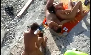 Trong chuyến phim sex hot nhât đi, các mẫu nga đã vào xe với và các người ngay lập tức quay về máy ảnh và bắt đầu gặp gỡ các cô gái, và cũng có thể mời cô để làm chuyện đùa trong xe. Lúc đầu, những kẻ quản lý để quay các cô gái, do đó cô nhấc áo sơ mi và cho họ thấy cô ấy rất quyến rũ trên ngực, và tầm nhìn của nhỏ, nhưng rất hấp dẫn to kích động trẻ. Họ đã sẵn sàng để rời khỏi bộ phận sinh dục ở phía trước của những con mèo con, và thưởng thức những kỹ năng của con búp bê, sẵn sàng để giao phối với những chàng trai trong một thời gian dài trong tất cả sẵn cách mà lòng cả các cô gái, và cô ấy mới hiệp sĩ. Mọi thứ hai, không khí trong xe đã trở thành hơn và đậm hơn với niềm đam mê, có nghĩa là các người đã sẵn sàng để làm bằng bất cứ phương tiện và có một phụ trách tích cực hài hước.