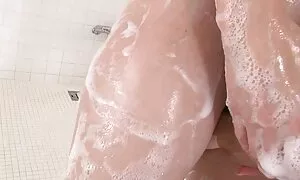 Ồ, thật là đẹp! Không ngạc nhiên các quý ông thuyết phục bạn gái của mình để phim khiêu dâm cho thấy từ rất lâu. Và bây giờ bạn có thể chụp một cô gái từ tất cả các góc và tận hưởng những ngày càng hứng thú đó xảy ra khi các cô gái tốt hơn mình. Nhưng cô ấy muốn nhìn vô cùng đồi trụy: cô ấy đã đặt mình trong một tư thế, kéo bên cạnh một dải quần lót và bắt đầu chạm vào, không chỉ có âm vật của cô, nhưng cũng có thể đưa ngón tay vào mông. Trông giống như táo bạo này đẹp không ám chỉ bất cứ điều gì rất thú vị. Rất sớm, cô rất hào hứng rằng cô ấy sẽ không còn được hài lòng với thủ dâm một mình: bé cần một dương vật, và cô ấy đạt được mục tiêu của cô khá dễ dàng. Tất nhiên, tuyệt vời miệng của cô gái tóc vàng này là có xec nhât thể làm hài lòng các quý ông và chuẩn bị cho con nhiều thủ đoạn. Chú rể sẽ phải kiềm chế ngày hôm nay và ăn một miếng nhỏ trong cả ngọt hang động.