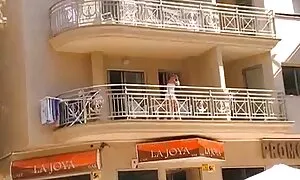 Sự lo lắng cô đã hoàn toàn hài lòng với các đôi trong chặt và đáng yêu hậu môn cô, và những người xvideo nhât ban đàn ông mình đã hạnh phúc để có thể sử dụng cô gái, đầy đủ. Baba không có thời gian để cởi quần áo của mình khi hai người đàn ông trần truồng, với cương cứng rắn xuất hiện trước mặt cô. Những người tình đã bắt đầu tích cực thủ dâm trên nam gậy, mà đánh mình niềm vui lớn. Một cô gái đam mê hạnh phúc đã vui mừng thành viên trong cổ họng của mình, và rồi thay đổi vị trí của mình. Cô ngồi xuống với một lỗ trong đầu tiên người yêu của dương vật, cho phép hai người đàn ông đẹp trai xô nước của ông vào cạo. Hai thành viên có được sử dụng để làm việc chăm chỉ và mạnh mẽ, gây ra một thực sự vui thích trong trụy. Sớm thôi bà ấy sẽ bắt đầu một không kiềm chế đôi trên ghế, nhờ đó con sẽ đạt được cực khoái.