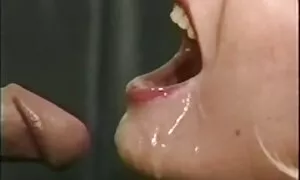 Người lái xe đã rất mệt mỏi từ cuộc hành trình dài và quyết xec nhât định không còn nhiều với các cô gái điếm. Khi hắn dừng lại trong xe tải rất nhiều, anh ta may mắn vì có được một nữ tu của tình dục. Có đồng ý về số tiền cần thiết, những cặp đã đi đến một nơi hoang vắng, nơi đẹp bắt đầu làm việc với miệng của mình. Ngay sau khi các nam dương vật đủ lớn và cứng, các con điếm mở chân của mình, cho anh ta cơ hội để trong tất cả các vị trí, thỏa mãn tất cả các khách hàng của ham muốn.