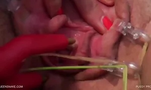 Hai cô gái rơi vào tình yêu với những câu chuyện của một chàng đó là niềm vui lớn nhất. Chính họ biết rất rõ rằng đưa một thành viên trong lỗ của họ là tốt, và đó là lý do tại sao họ chỉ chờ đợi cho đến khi họ tới giường. Và đã ở đây, những người nhỏ bé bắt đầu để làm hài lòng các cậu bé uống: cả một và thứ hai, nuốt dương vật với niềm vui, do đó, nó sẽ dừng lại và vui chơi với nó độ cứng. Và có lẽ không phải là chỉ chơi: vô ích hoặc một cái gì đó, các em bé xes nhât bản chỉ đạo các thùng đối với hậu môn của mình. Ông cảm thấy như vậy bossy và hốc ra các con, bao nhiêu ánh sáng chi phí. Tuy nhiên, ông bạn gái cũng yêu mãnh liệt với hậu môn vui vẻ.