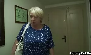 Các cô gái từ đó, nó rất khó để tìm ra, mời đến nhà cô ấy một bự con quý ông, người mà cô đã hứa với kinh nghiệm nhất niềm vui mãnh liệt trong một cuộc làm tình bằng miệng, trong đó, cô ấy không có bằng. Gọi ngựa, em bé ngay lập tức lôi ra quần của mình một tình yêu khát dương vật, bắt ses nhât đầu nhẹ nhàng quấn với gợi cảm môi, mà em siêng năng đi qua dọc theo toàn bộ thịt ray, thể hiện tất cả những tưởng tượng của một trong những may mắn trong thực tế cho đến khi tiêm cuối cùng của tinh trùng mà cô ấy mong muốn nuốt cho đến giọt cuối cùng. .