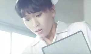 Các giáo viên có một thực tế hiện nay, bởi vì một con bò cái đã xuất hiện trong lớp học của mình mà ông đã không nhìn thấy trong một học kỳ. Tuy nhiên, đứa bé đã giảm năm phút trước khi kết thúc bài học, để có được niềm vui nho nhỏ. Anh ta hỏi phim xet nhât làm thế nào để vượt qua ngay bây giờ. Vâng, nhàm chán một bắt đầu giải thích cho cô bé này rằng cô ấy cần phải ngồi xuống bàn của mình và lấy tất nhiên, một lần nữa, và chỉ sau đó cố gắng để vượt qua một cái gì đó. Mặc dù các cô gái tóc vàng là ai mặc một hỗn xược áo, có ý kiến riêng về các nghiên cứu. Cô một cách công khai nói với cô, cô giáo trong khi thấy ngực cô, rằng dương vật là cần thiết chính xác để hút nó. Vâng, không phải là vô căn cứ, sự dễ thương ngay lập tức nhảy bổ vào người đàn ông, ném anh ta trên bàn, cởi quần của mình và bắt đầu thực hiện ý tưởng của mình. Vẻ đẹp này đã hôi quá xuất sắc, vì vậy các nông dân có thể tận hưởng và chờ cho một người lái xe nó.