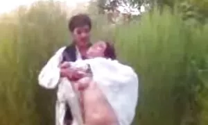 Các cô gái nhỏ sợ hãi, thậm chí khi một người đàn ông lạ chạy đến cô từ phía sau và gọi cho cô ấy. Tuy nhiên, nó không phải là khó để hiểu được, bởi vì không có ai xung quanh, ngoại trừ hai của chúng. Trong trường hợp này, các cô gái đã may mắn, bởi vì các người quen mới hóa ra là không chỉ có một người đàn ông dũng cảm, nhưng cũng là một nhà sản xuất những người đang tìm kiếm một người mẫu cho một mới bắn. Vì vậy, cô ấy sech nhât ban thích chúng ta, quyến rũ, nhân vật nữ chính là người khá sẵn sàng để thử vận may của cô ấy trong phỏng vấn, và ngoài ra, kiếm được một số tiền khá tiền. Để làm được điều này, bạn cần phải đào sâu hơn vào những bụi cây, và ngực. Tất nhiên, các cô gái là một chút bối rối, nhưng đồng thời, cô đã sẵn sàng để hoàn thành nghĩa vụ của mình. Và khi các cậu bé đã thấy đủ tất cả những thú vui của cô gái này, cô đứng dậy với ung thư và dễ dàng tiếp xúc với cô nứt. Đó là thời gian để điền vào một ướt, và ban cho một vẻ đẹp dễ chịu, và rất đồi trụy phút. Cô thích buổi diễn.