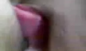 Gã đó có một thời gian phim sec nhât ban tốt ở nơi làm việc của mình. Cô ấy trẻ, thư ký là đã ngồi trên đầu gối của cô và đã từ chức và thậm chí sẵn sàng cho phép cô ngực đẹp được chạm vào. Tất nhiên, em bé này sẽ không dừng lại ở đó và rất sớm, ông ấy đang được đặt ở vị trí chính xác trước mặt dương vật để mở nút bay, hãy ra đây kích thích cơ quan và hút nó ra hoàn toàn. Nhưng cô đã phạm một sai lầm: cô đã không gần gũi các cửa ra vào văn phòng trước khi bắt tay vào như vậy không lịch sự vui vẻ. Và sau đó, may mắn thay, chúng tôi doanh nhân của vợ đến và cô chỉ muốn đòi tiền cho một chiếc váy mới. Thư ký ngay lập tức giấu dưới bàn, nhưng đã không để cô đùa, vì vậy cô ấy đã bị bắt bởi các tức giận vợ. Vâng, lần đầu tiên một scandal, và sau đó là một tập thể cho ba, vì vợ tôi thực sự muốn chứng tỏ cô ấy tốt hơn so với một cô gái trong tất cả mọi thứ.