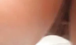 Một giáo viên thỉnh thoảng có làm tình, nhưng một sinh viên mới để cô ấy. Nhưng khi động học sinh bắt đầu để công khai làm phiền các người phụ nữ và cởi quần áo của cô ở trong văn phòng, những người phụ nữ đã không chống cự, vì cô muốn cảm thấy mạnh mẽ năng lượng của cậu bé trong mình và có được một sự phấn khích này. Lúc đầu, các học sinh đã có sáng kiến, những người sẵn sàng lấy quần lót ra người tình của mình và nhào đôi môi xinh với bàn tay của mình và sau đó đã được giải thoát người phụ nữ bắt đầu thống trị trong tình dục. Cô ấy nắm lấy người đàn ông đẹp trai của phẩm giá, với cái miệng và an toàn hướng nó về phía cổ cô ấy, sau đó cô ấy bắt đầu nhảy rất ngọt ngào trên một rắn dính với âm đạo của cô, rằng cô đã rất ấn tượng thủy triều của niềm vui. Cậu đã rất lo lắng, vì vậy ông không thể sắp xếp một quan hệ tình dục cho người phụ sex mơi nhât nữ.