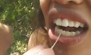 Các chàng trai, đã đến thăm một người vô cùng xinh đẹp, tóc vàng, những người giống như anh ta, sẽ luôn cảm thấy ham muốn tình dục. Ngay sau khi các quý ông nhảy vào giường, các cô gái, nhẹ nhàng nắm lấy tiếp xúc phim set nhât ban vật với đôi môi của cô bắt đầu hút nhói trục trong một cách lạnh, cho quý ông này không thể so sánh niềm vui. Có hoàn thành mút dương vật bé kéo quần lót của cô đi để dương vật vào trong âm đạo cô ấy muốn. Cô ấy quan hệ tình dục nóng dần dần đưa các đinh gần gũi hơn, để cuối cùng cực khoái, mà ông đã làm đúng trong khe vàng.