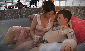 Latin, đứng trước gương, bắt đầu chú rể mình cho cô ấy, người đàn ông yêu dấu, người tại thời điểm đó, chỉ ống kính của các camera tại cô ấy. Thấy phim sex moi nhât rằng cô ấy đã lấy nó ra, các con muốn cung cấp cho cô một ít show bắt đầu gợi tình cởi quần áo của cô. Trước mặt cô chặt to, người yêu của cô đã không có cơ hội để chống lại, và làm hôn cô vu đó ngay lập tức cứng. Sau đó, ngồi trên giường, các cô gái, lấy quần hắn ra và bắt đầu mút dương vật của mình một cách cẩn thận. Sau khi bà cô muốn được làm bằng âm đạo và đưa cô đến cực khoái, mà bạn trai của cô đã rất nhiệt tình.
