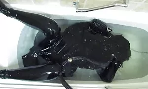Cô gái tóc vàng bắt đầu xúc phạm đến người đàn ông tìm ra những người ông muốn kéo nhất dương vật. Khi ông đã về nhà, ngay lập tức anh đặt mình dương vật trong miệng của một trong những bitches, sau đó các cô gái thứ hai gia nhập trường hợp. Người đàn ông đã không bao giờ có kinh nghiệm như vậy miệng niềm vui, nhưng anh không muốn dừng lại ở đó. Đặt vẻ đẹp trên mặt, cô tự nguyện bắt đầu đẩy tay trong âm đạo và sau đó vào mông. Các quý ông đã có thể thấy không có chút kiềm chế trong đưa các cô gái để thèm muốn cực khoái. Khi hắn chạy ra, sức mạnh của họ đặt tất cả họ phim xec nhât ban dính bịt miệng của mình.