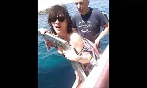Gần phòng tắm trong một quán rượu, Sofia gặp cô ấy đồng nghiệp, Mark. Không do dự, các cô gái quyết định tận dụng lợi thế của tình hình. Cô kéo cậu lại vào phòng tắm và ngay lập tức bắt đầu hút anh ta. Vui mừng, các cô gái ngồi vào bồn rửa, lây lan phim sec nhât chân của mình, và các chàng trai bắt đầu đánh âm hộ của cô. Có thích thế, các cô gái yêu cầu được vào đít.