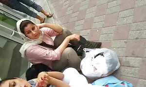 Nó chỉ ra rằng, bạn có thể gặp cô gái xinh đẹp, không chỉ ở câu lạc bộ đêm hay nơi khác tương tự. Ở đây là anh hùng của chúng tôi, ví dụ, đi đến bãi đậu xe, nơi hắn đã thấy một cô gái tóc vàng. Bây giờ chúng ta nên lấy xe của phim xet nhât hắn và nói với các con ông đậu không chính xác. Tất nhiên, lời xin lỗi của bạn sẽ được dễ chịu nhất. Ngoài ra, cô gái nhận thấy một khối u trong người bạn mới của cô là quần và mời anh ta vào trong xe. Một chút, chỉ cần trò chuyện không ngừng và anh chàng ngay lập tức có một ý tưởng không chỉ để bắn cô gái trên máy, nhưng cũng đến lấy miệng của mình với một thành viên. Nhưng cô ấy lái xe, và chỉ có thể thủ dâm trên đường đi. Và đáng ngạc nhiên, thủ dâm, tóc vàng đẹp niềm vui đáng kinh ngạc. Thậm chí anh còn công viên xe, để có thể tiếp tục với một người thổi kèn. Trong đồi bại, các cô gái đều đẹp. Và cô ấy yêu tình dục như một trong những người sẽ không sống một ngày mà không có một dương vật vào trong âm đạo của cô.