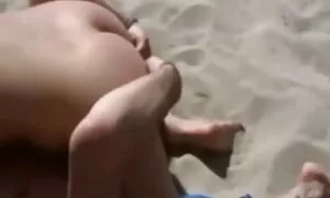 Một gã bước vào em gái của mình là căn phòng vào ban đêm, không biết có được một người bạn ở lại đêm. Các cô gái đã rất vui mừng khi nhìn thấy anh ấy biết rằng bây giờ sẽ có tình dục tốt. Lấy hết của mình, quần lót, chơi bắt đầu để đem vô cùng tươi đẹp để các em bé với lưỡi của mình. Cố gắng không để đánh thức các chị ngủ, anh chàng từ từ mở bạn gái của xec nhât mình là chân và thâm nhập vào càng sâu càng tốt vào âm hộ của cô. Các cô gái thực sự thích cô ấy chết tiệt, từ đó, cô sớm có kinh nghiệm một chờ đợi từ lâu, cực khoái. Các quý ông quyết định để theo kịp với anh ta và kết thúc ngay trong bụng đàn hồi.